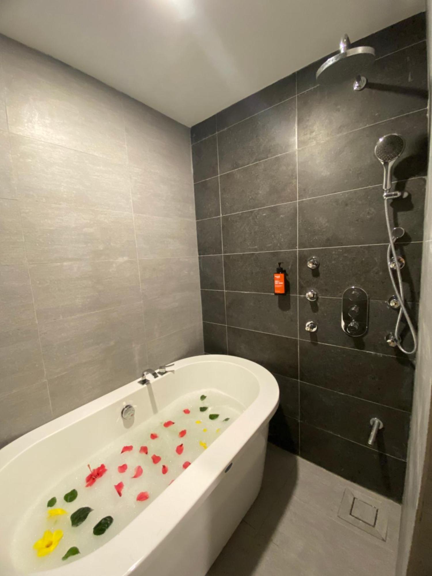 Super 8 Hotel Алор Сетар Екстериор снимка